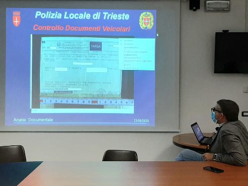 L'assessore regionale alla Sicurezza e alle Autonomie locali Pierpaolo Roberti all'illustrazione nel nuovo laboratorio sul falso documentale a disposizione della Polizia locale di Trieste